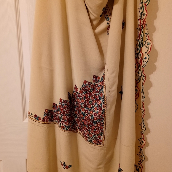 Embroidered Tablecloth - Picture 4 of 4